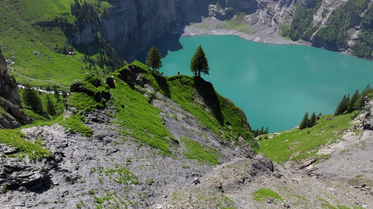 Suggestivo lago di montagna di Oeschinen a Kandersteg nell'Oberland Bernese, Svizzera.