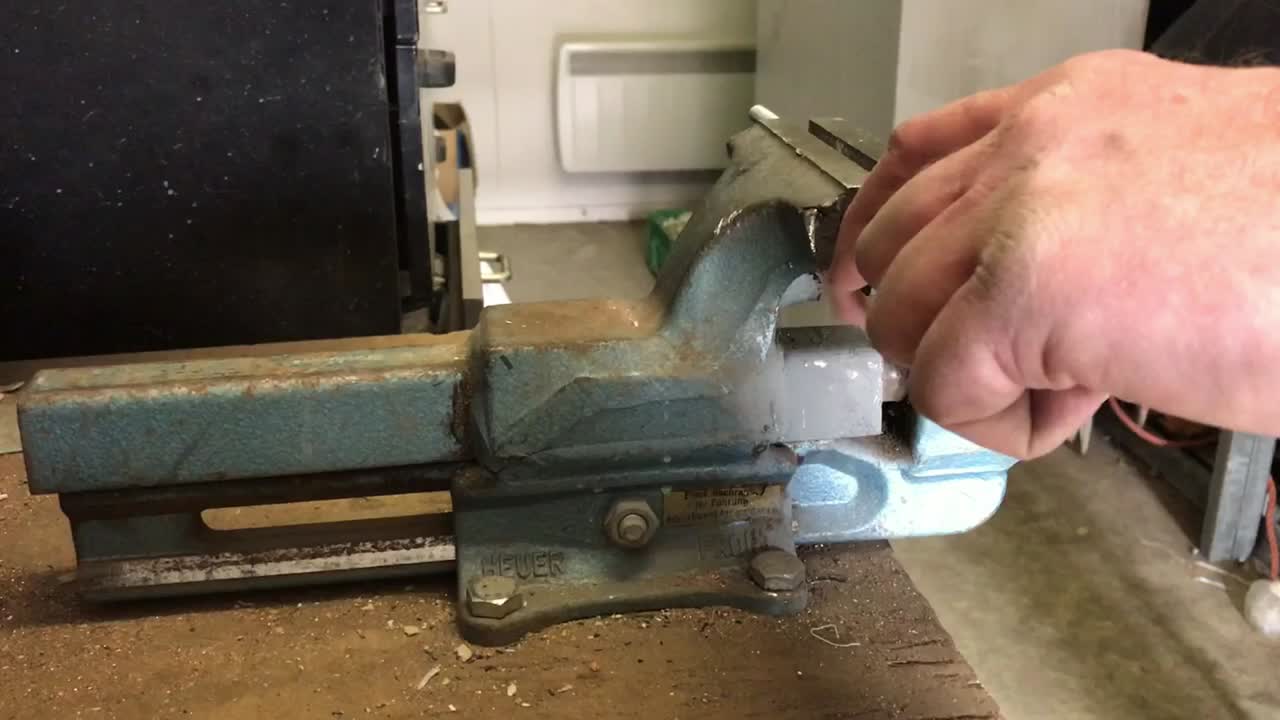 operando un tornillo de banco azul