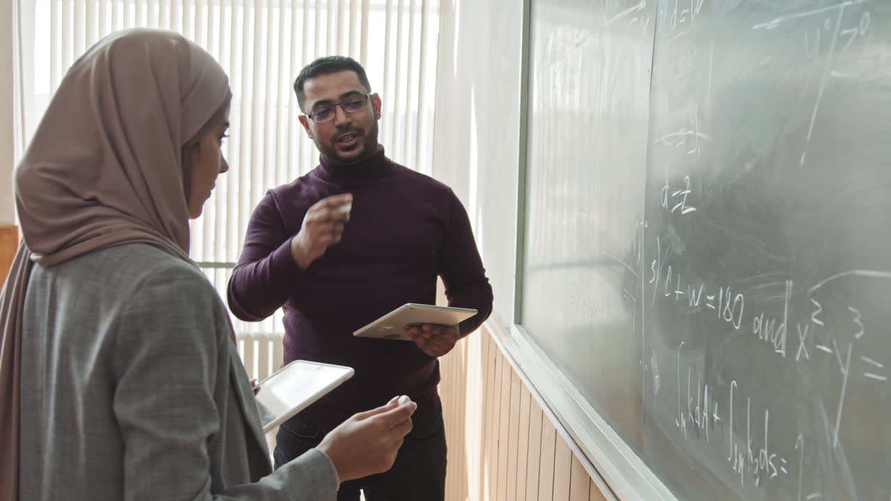 Seorang Siswi Berhijab Memecahkan Soal Geometri di Papan Tulis