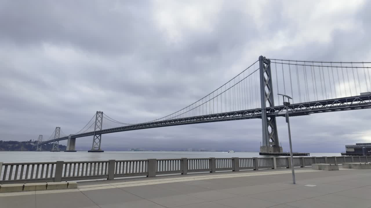 Bay Bridge visto dal San Francisco Bay Trl in una giornata nuvolosa