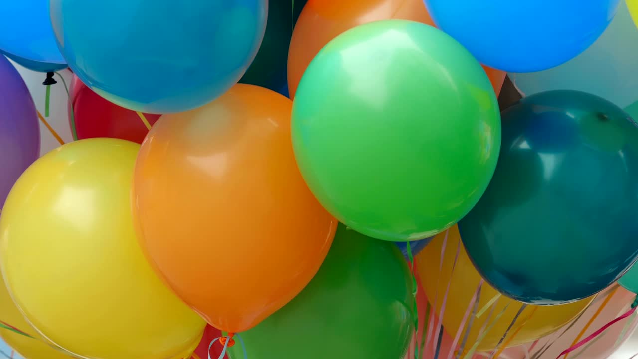 los globos de helio de color.