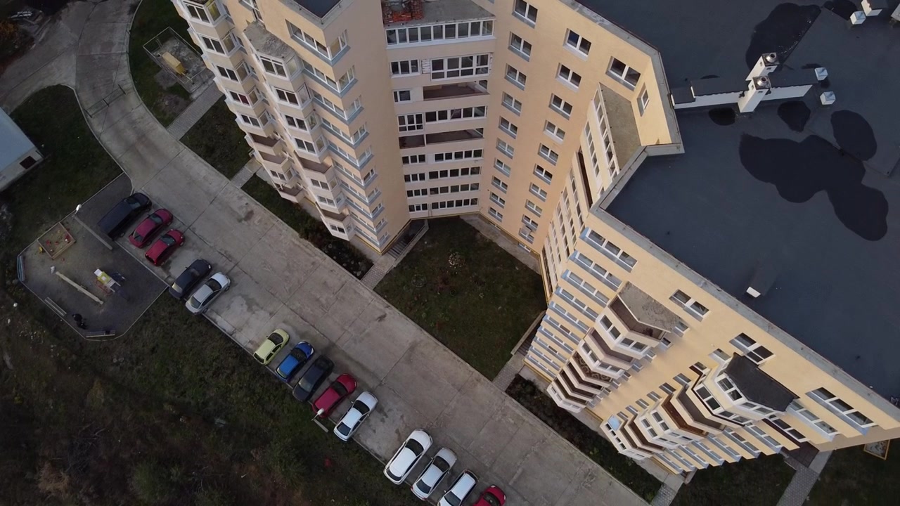 Vista aérea de un dron volando sobre los edificios, filmando techos y arquitectura