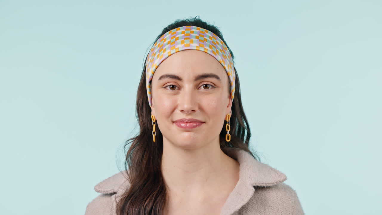 sonrisa, gafas de sol de moda y rostro de mujer