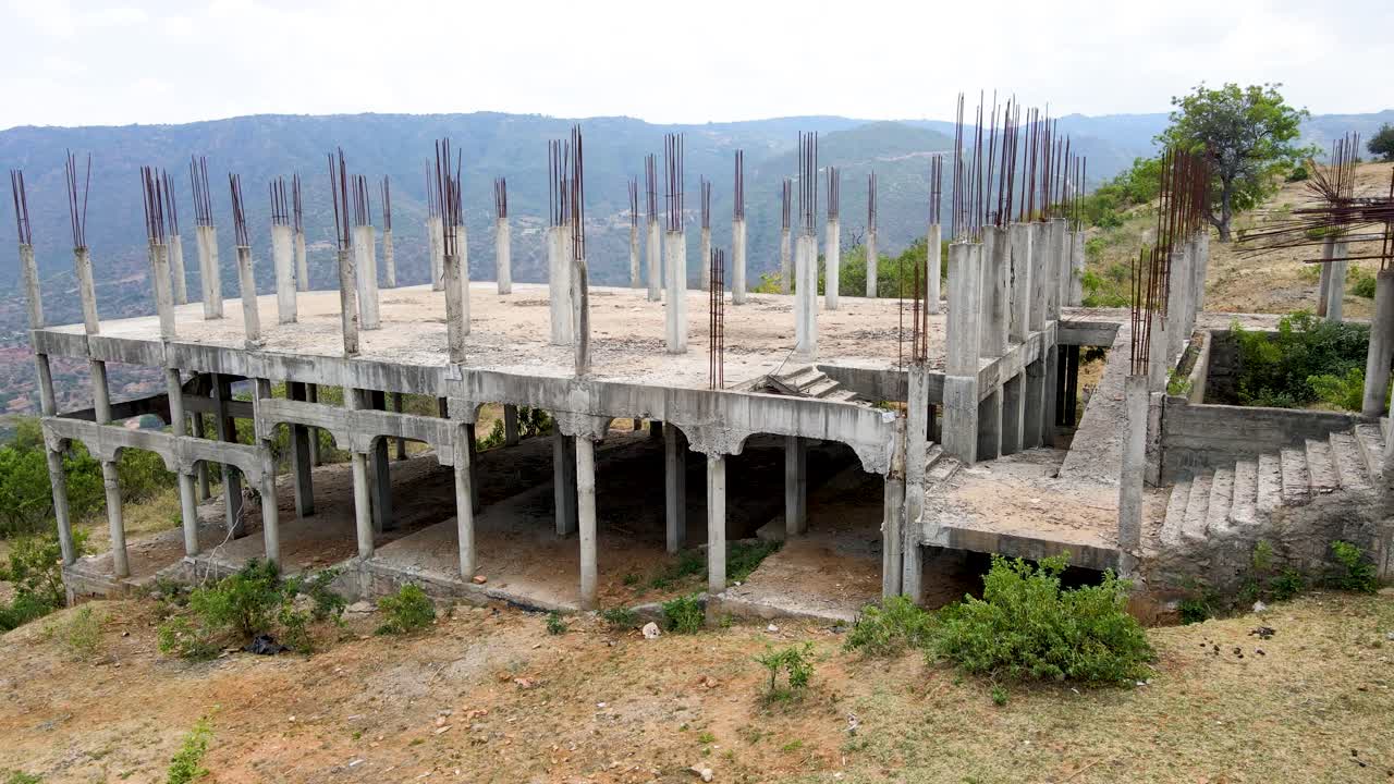 무인 항공기 조종사를 운영하는 아프리카 엔지니어 검사관 감시