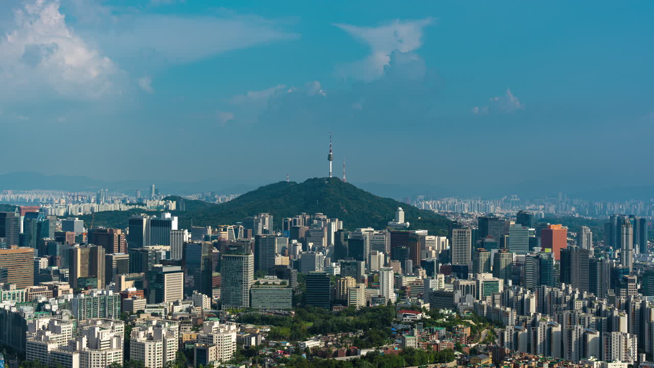 paisaje urbano de la ciudad de seúl panorama al atardecer, horizonte vista en lapso de tiempo de n torre de seúl con nubes flotantes, vista del pico de mt inwangsan