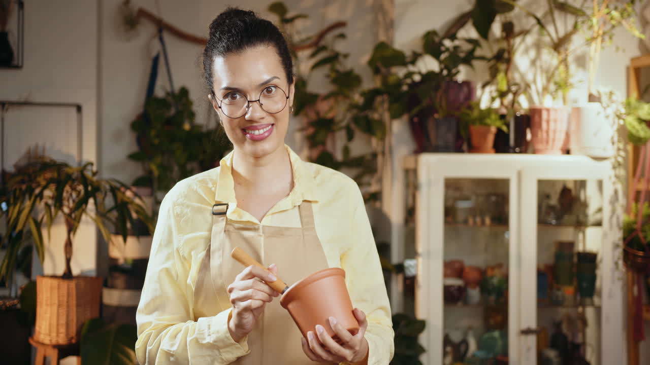 mujer trabajando en una tienda de plantas