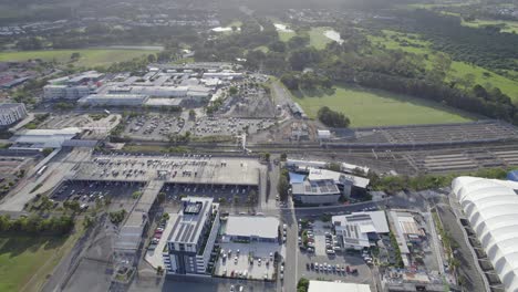 Vista-Aérea-De-Los-Edificios-Del-Hotel-Y-La-Universidad-Junto-Al-Estadio-Robina-En-Queensland,-Australia