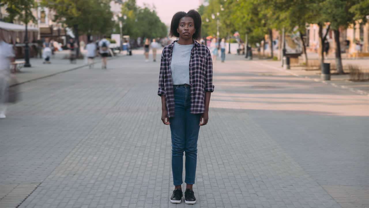joven en la calle de la ciudad