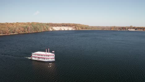Au-Sable-River-Queen-Boot-Auf-Dem-Au-Sable-River-In-Michigan-Mit-Drüberfliegendem-Drohnenvideo