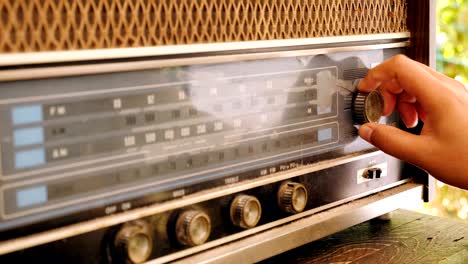 la mano de la mujer ajustando el botón de la radio vintage