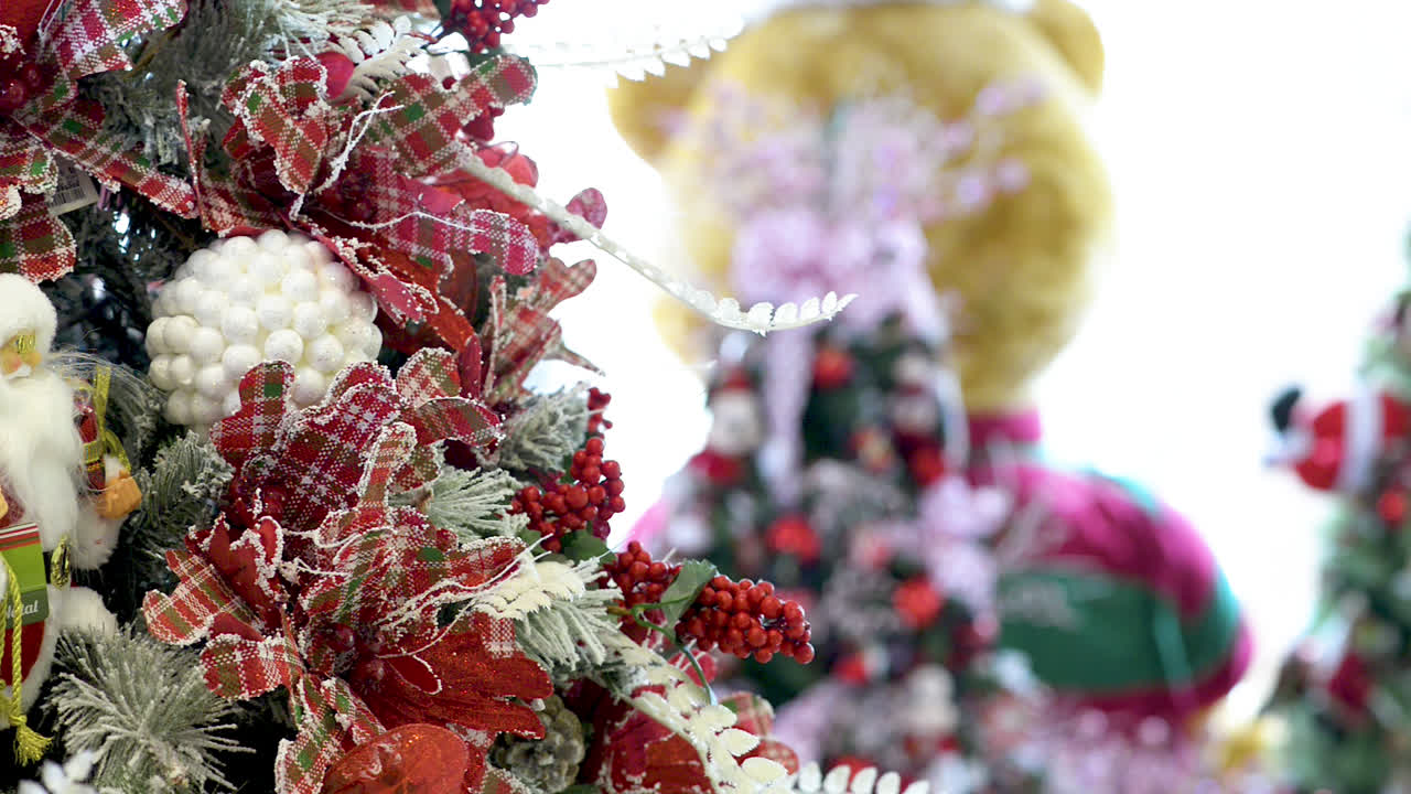 산타클로스와 다른 크리스마스 장식품으로 아름다운 크리스마스 트리 장식