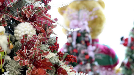 hermosa decoración de árboles de navidad con papá noel y otros adornos navideños.