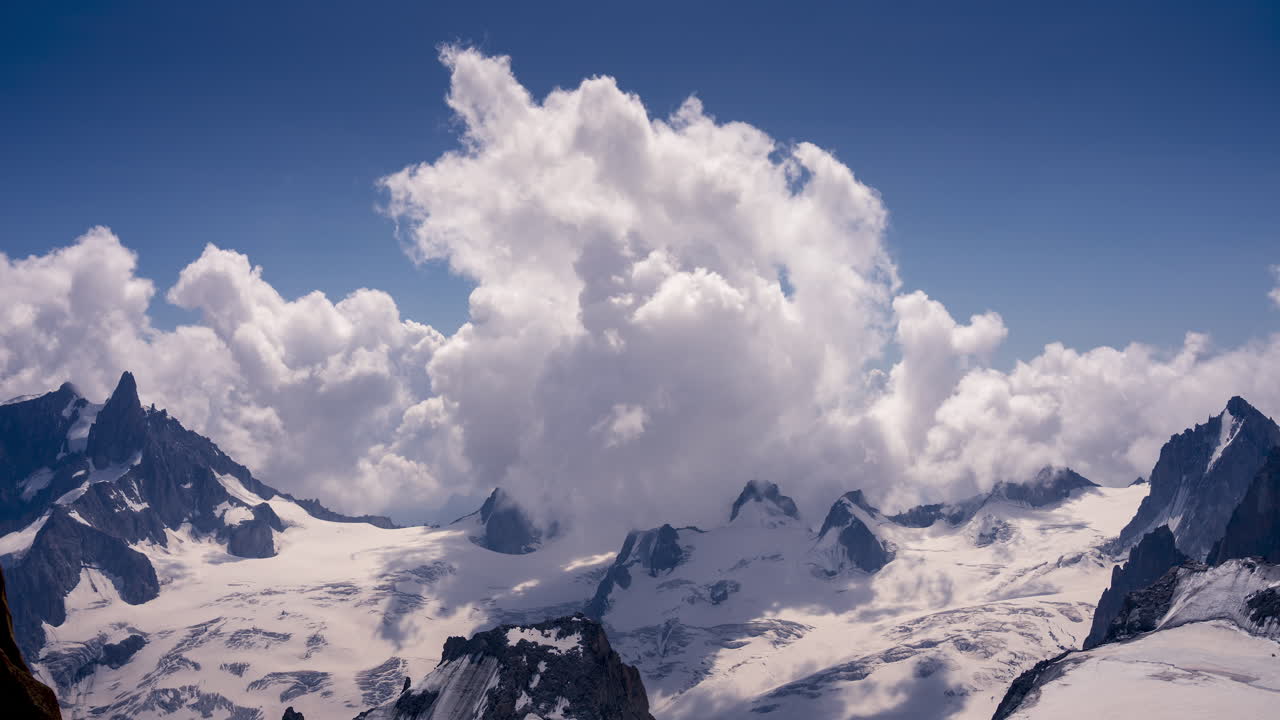Myrskyn muodostuminen Valkoisen laakson yllä, Mont Blanc.