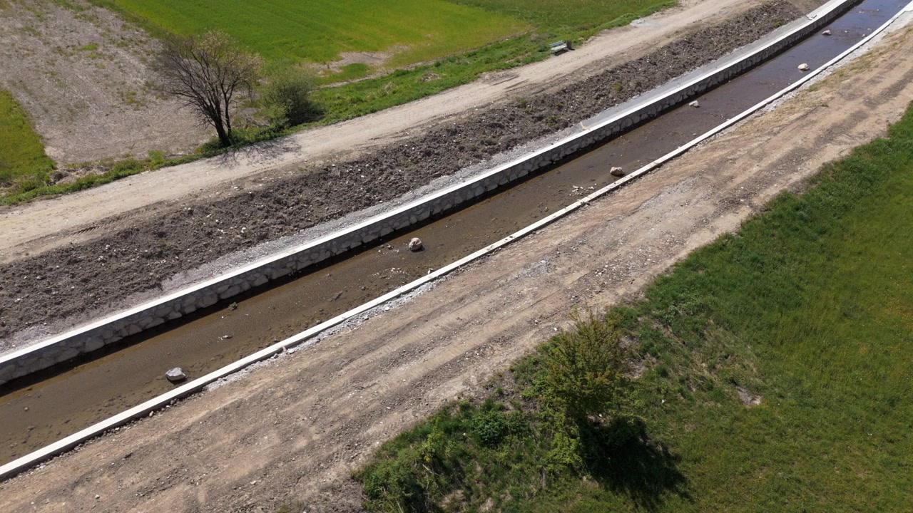 Vista aerea di un sito di ripristino fluviale che presenta lavori di pulizia del canale e sforzi di prevenzione delle inondazioni in un
