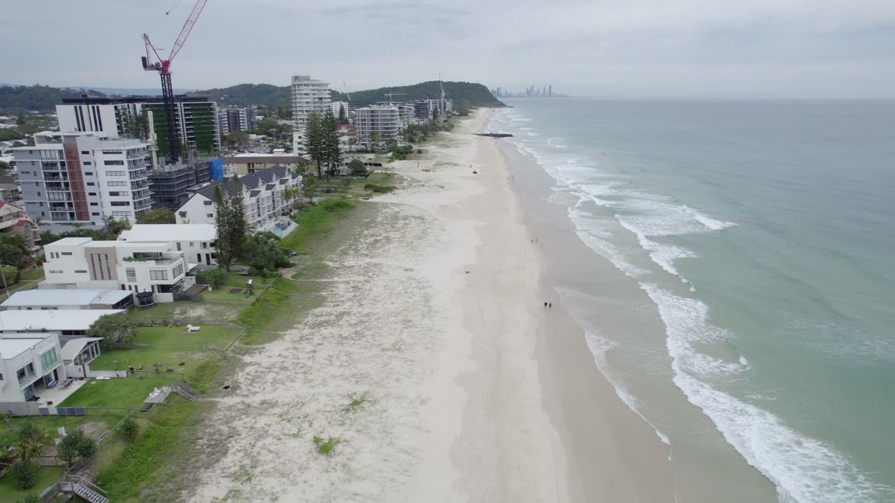 Orilla de arena blanca en Palm Beach en Gold Coast, Queensland, Australia - toma aérea con dron.