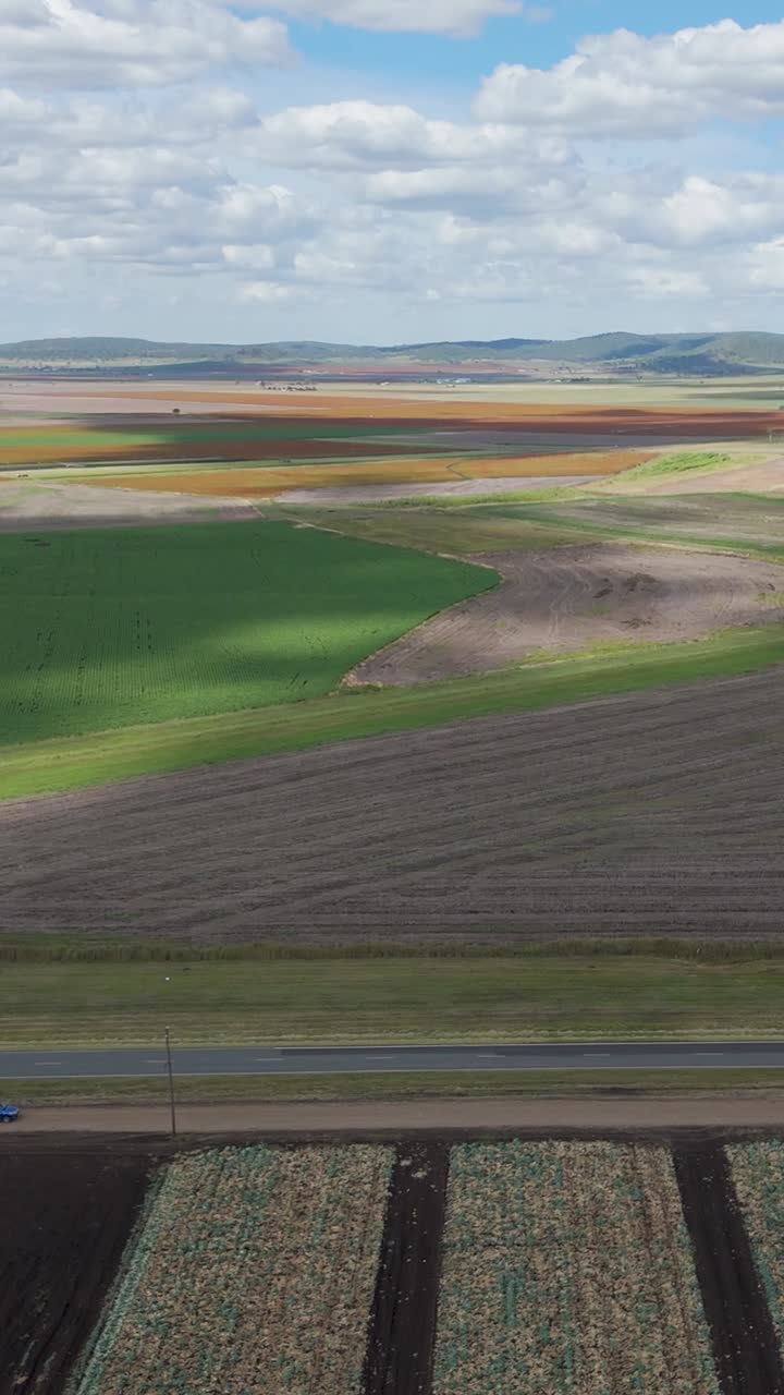 차량은 과 농장을 지나갑니다.