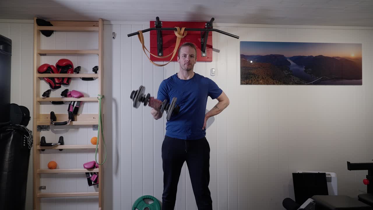 curl de bíceps de un solo brazo, fuerza de gimnasio en casa