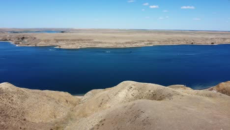 un lago de color extremadamente azul en alberta, canadá