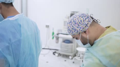 cirujanos en la sala de operaciones