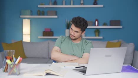 es un estudiante tímido.