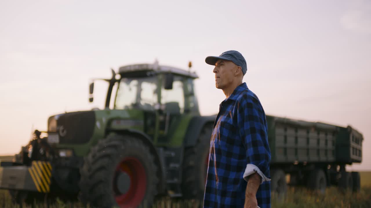 Agricoltore con tablet digitale che esamina il campo 17