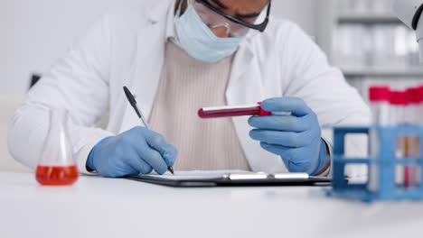 ciencia, sangre y escritura con una mujer médica