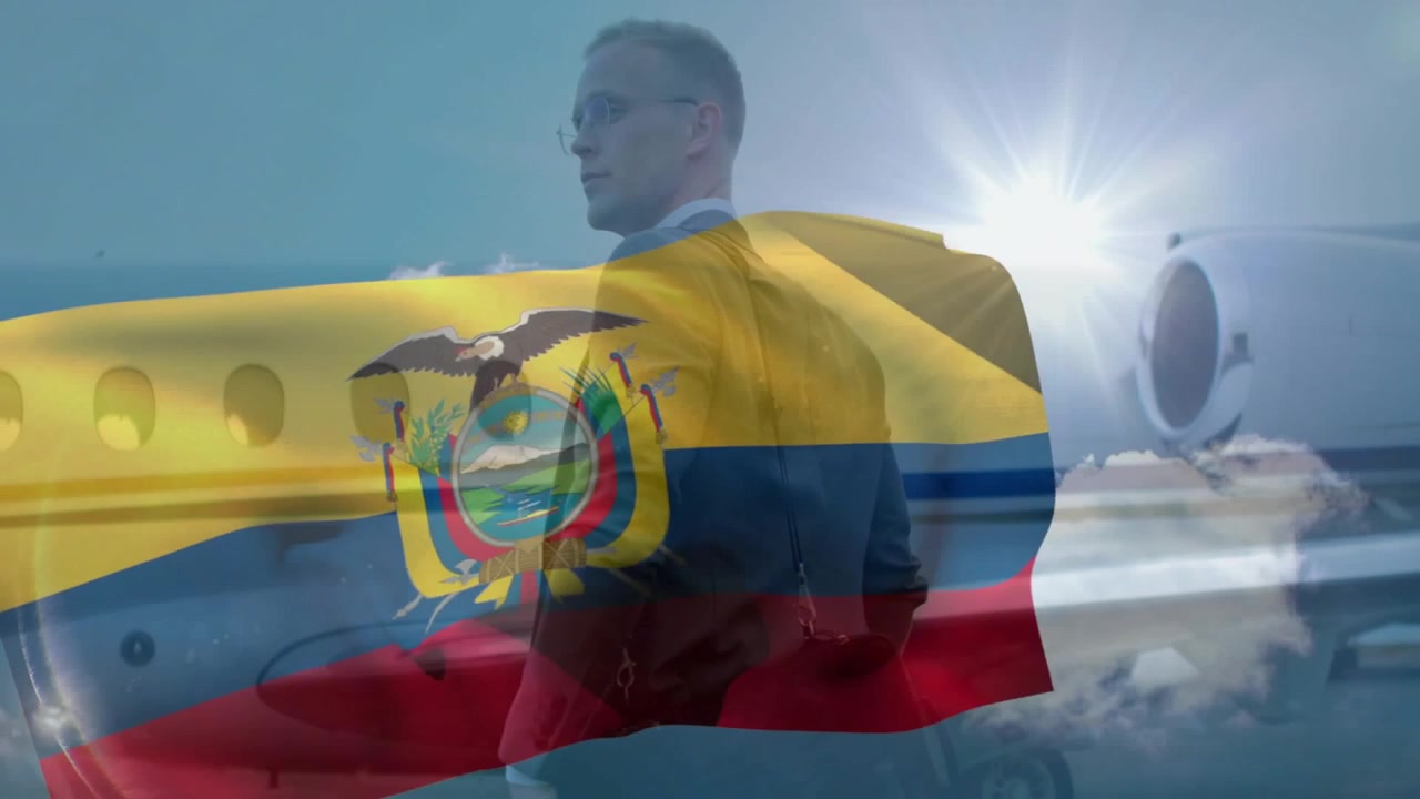 Bandiera dell'Ecuador che sventola, rivelando un uomo in giacca e cravatta che cammina accanto a un jet privato, segnalando un arrivo d'affari.
