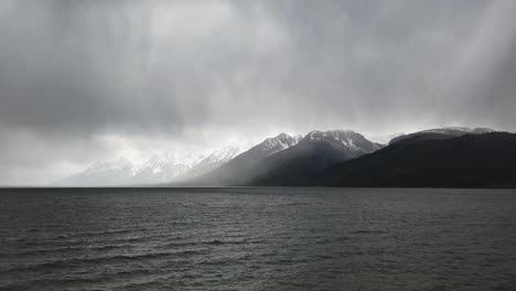 Una-Tormenta-Rodando-Lentamente-Por-El-Lago-Jackson-En-El-Parque-Nacional-Grand-Teton-En-Wyoming-En-Un-Día-De-Verano-Con-Montañas-Cubiertas-De-Nieve-En-El-Fondo