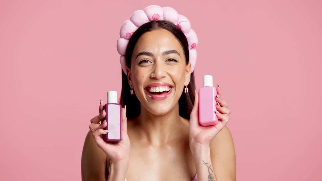 Mujer promocionando productos para el cuidado de la piel