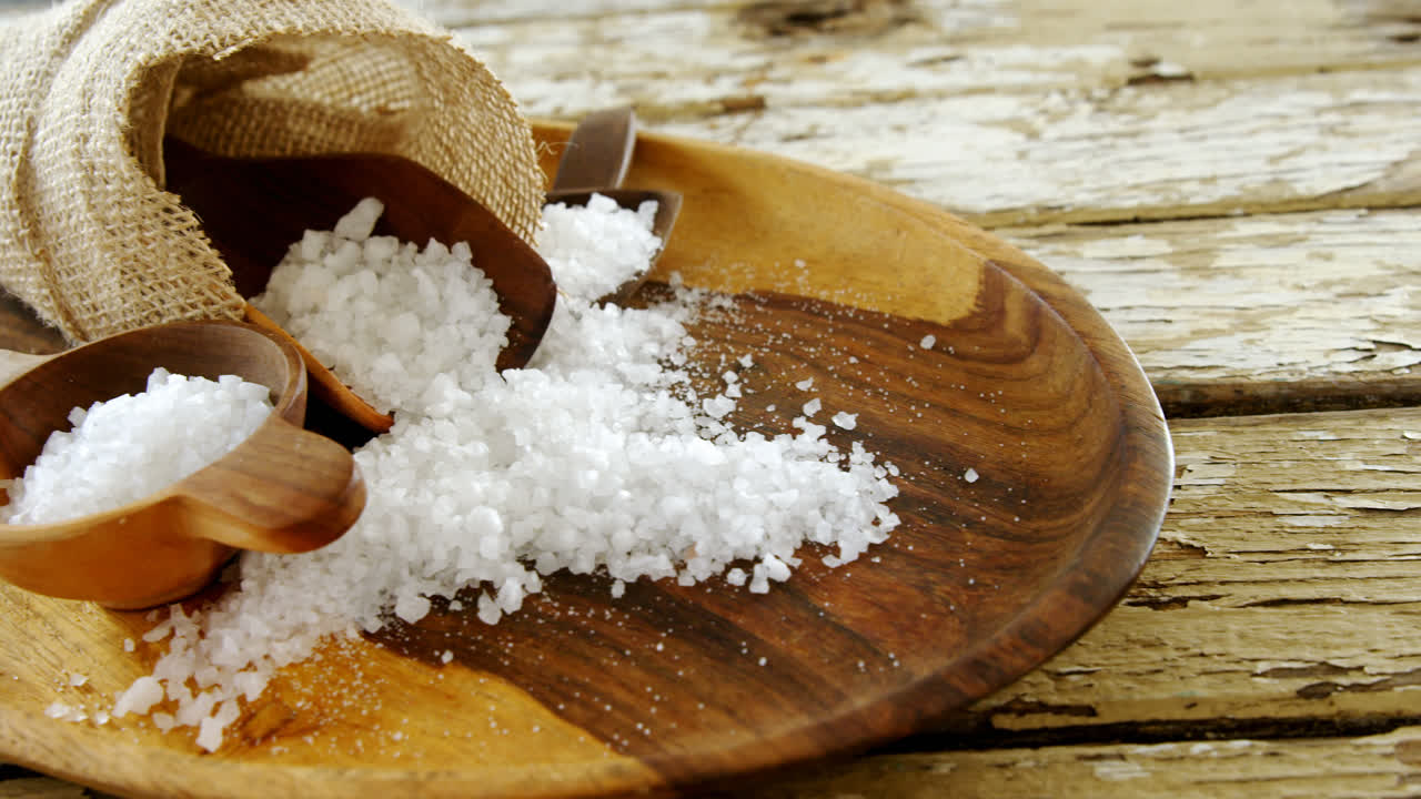 바다 소금이 주머니에서 흘러나오고 있습니다.