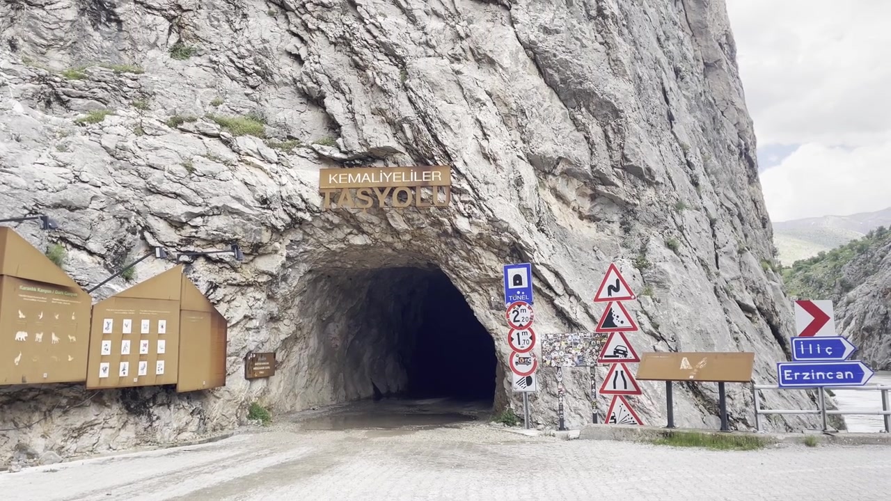 Türkiye'deki Kayalık Kanyon Yamacında elle oyulmuş Kemaliyeli Taş Yolu Tünel Girişinin alçak açı görüntüsü