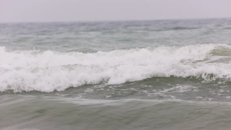 Stürmische-Wellen-Krachen-über-Die-Küste-Am-Tropischen-Strand