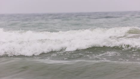 Olas-Tormentosas-Se-Estrellan-Sobre-La-Orilla-En-La-Playa-Tropical