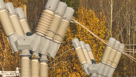 líneas eléctricas con rayos de sol en el cielo azul