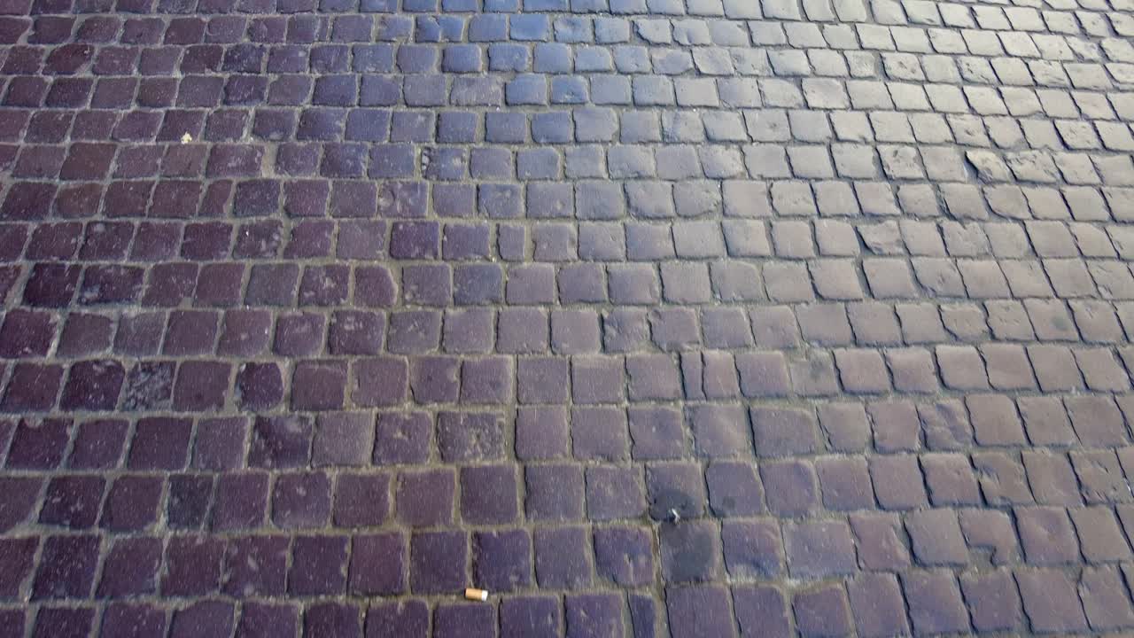 callejón de piedras de guijarros en varsovia polonia - alto