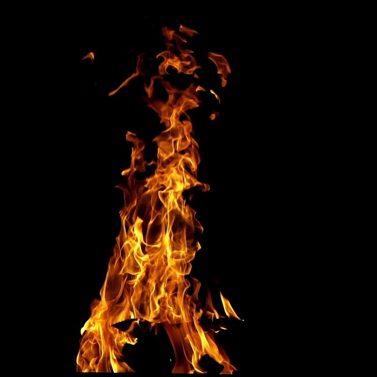 Fuoco che brucia di notte, falò da campo. Movimento rallentato.