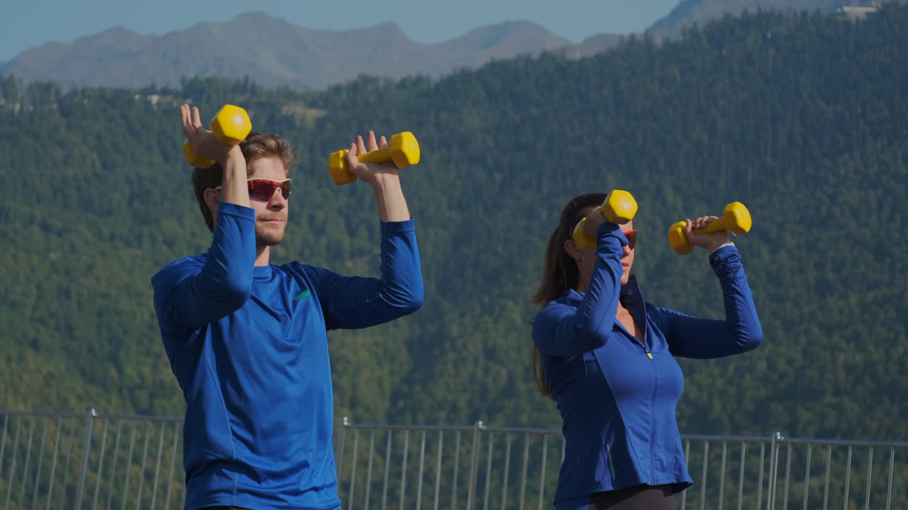 пара занимается спортом на открытом воздухе.