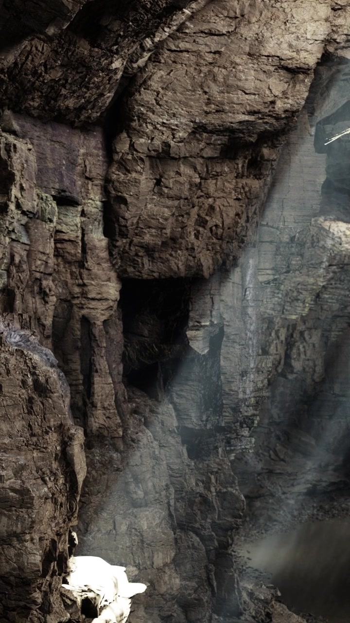 La luce filtra attraverso le fessure nelle rocce in un canyon durante il giorno.