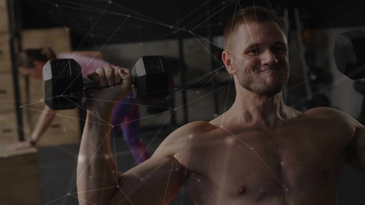 Uomo che espira e solleva pesi sopra la testa in palestra, con linee di rete che tracciano il movimento muscolare per la forza