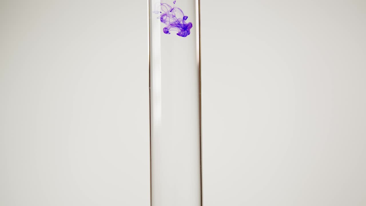 gota de tinte de color en un recipiente de vidrio con agua