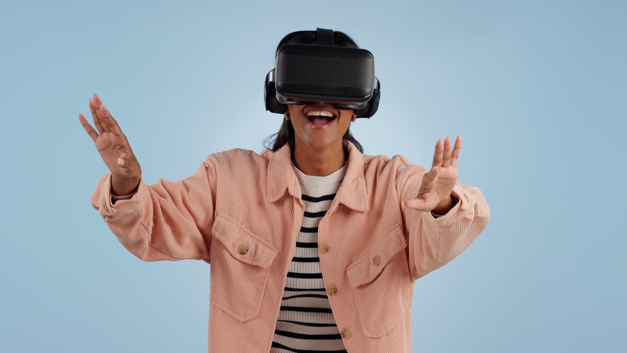 VR, gioco e ritratto di donna con le mani in blu