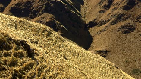 toma panorámica vertical de las montañas en merlo, san luis, argentina