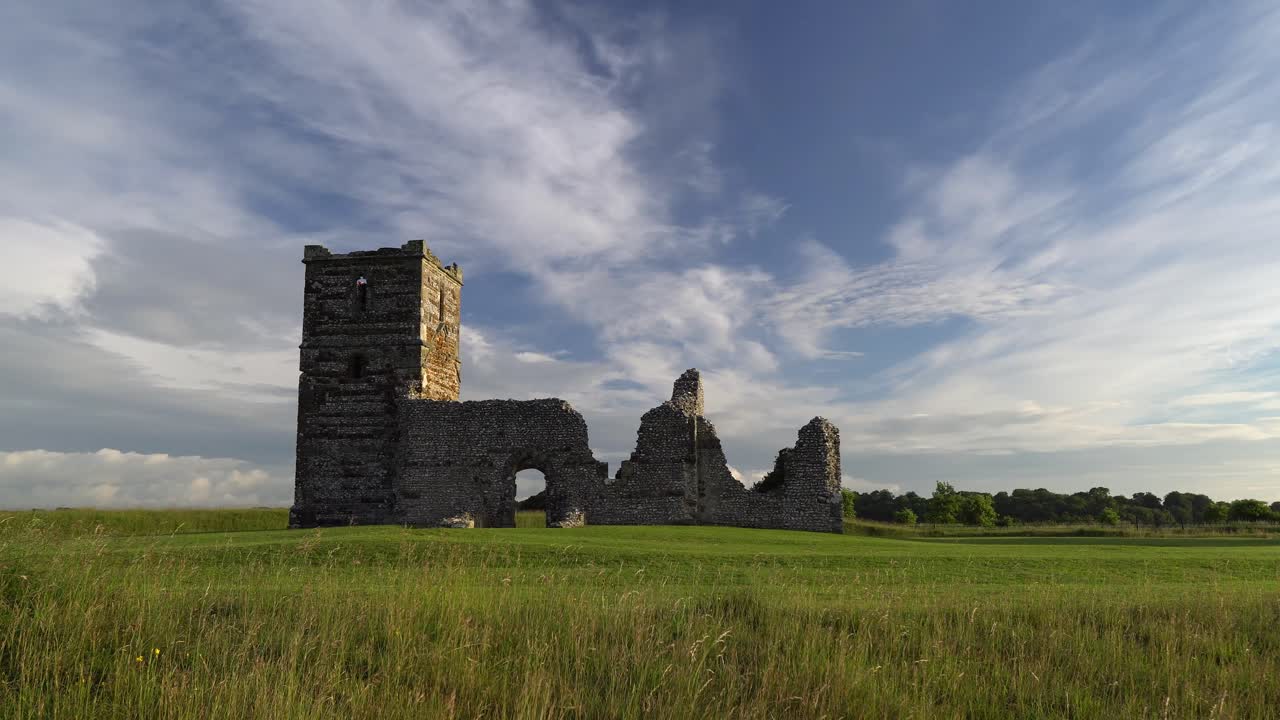 iglesia de knowlton, dorset, inglaterra. cacerola lenta, luz de la mañana
