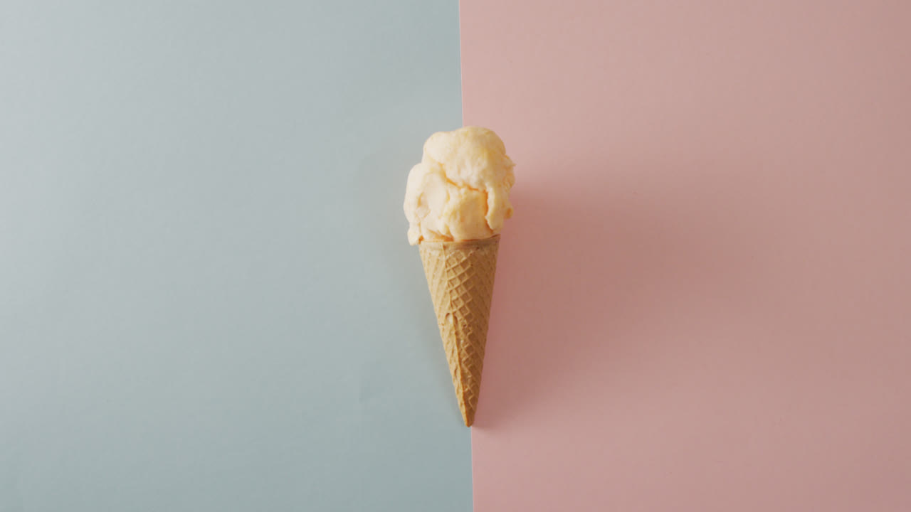 video de conos con helados sobre una superficie pastel rosa y verde