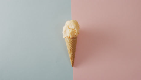 video de conos con helados sobre una superficie pastel rosa y verde