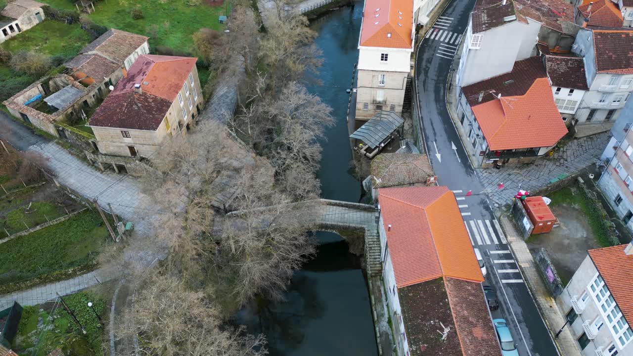 un avión no tripulado asciende por encima del puente romano, río molgas ourense españa