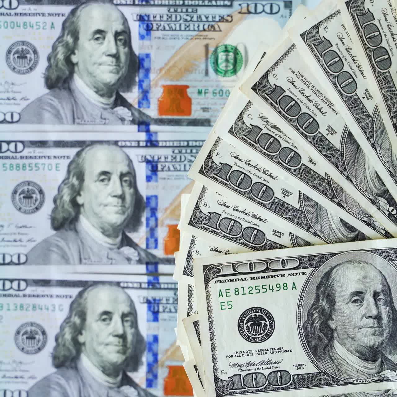 돈의 배경: 백 달러의 배경에서 회전하는 미국 현금, 100 달러의 지폐와 함께 아름다운 풍부한 배경.