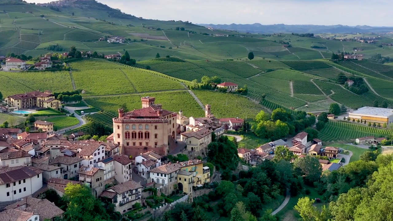 Riprese con drone catturano lo storico borgo di Barolo e i vigneti circostanti in Piemonte, Italia
