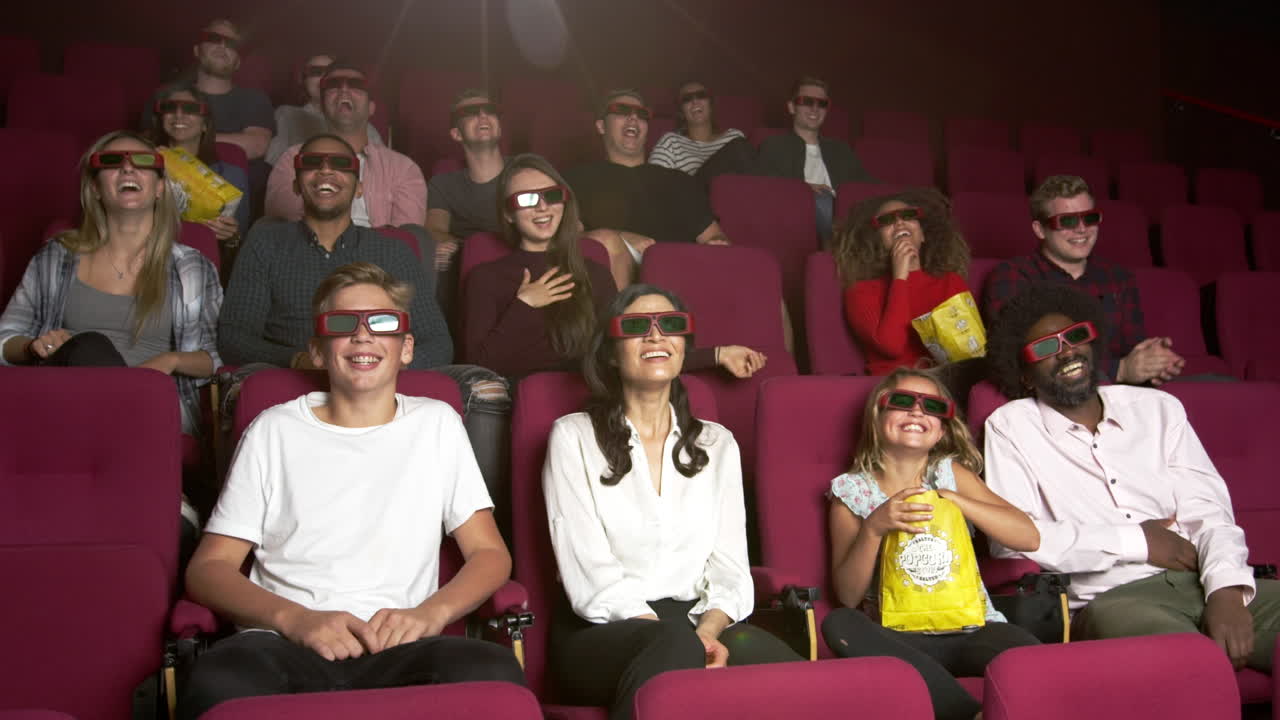 зрители в кинотеатре смотрят 3d комедийный фильм, снятый на r3d