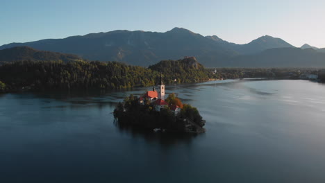 Toma-Aérea-De-Un-Dron-Alrededor-De-La-Iglesia-En-El-Lago-Bled,-Eslovenia